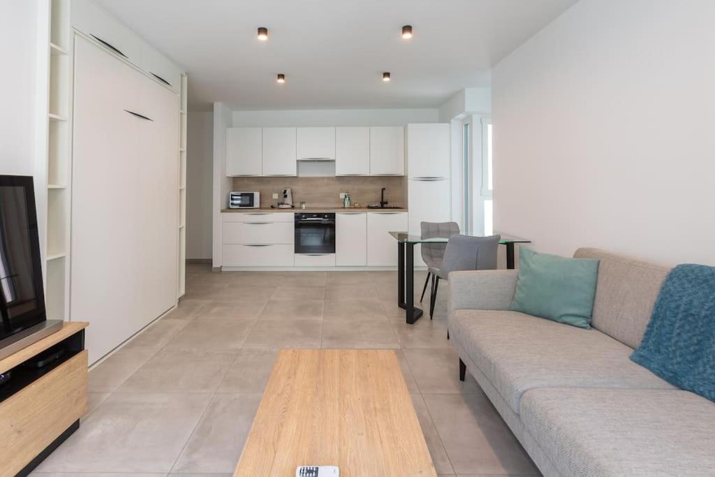 Superbe Appartement Avec Parking Малмеди Екстериор снимка